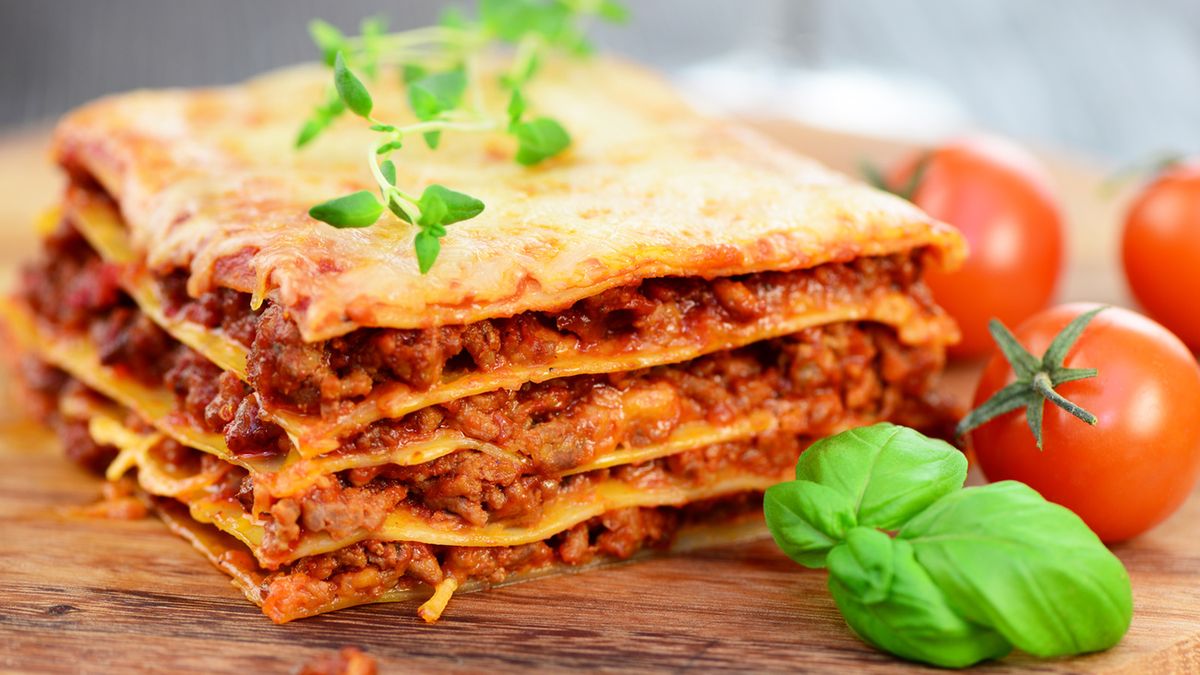 Lasagne to typowe danie kuchni włoskiej, które można przygotowywać w wielu różnych wersjach