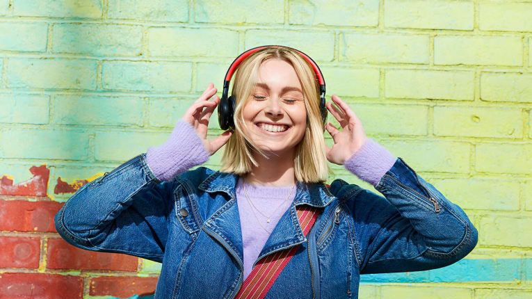 JBL prezentuje pomysł na bezprzewodowe słuchawki, które będą działąć "nieograniczony czas" 1