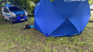 Ciało z raną postrzałową znalezione pod drzewem na Woli. Na miejscu czynności prowadziła policja pod nadzorem prokuratora