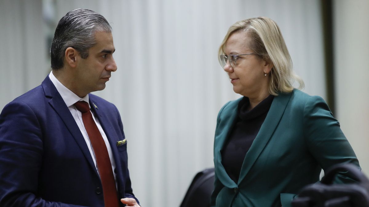 Minister for Energy and Digital Development of Sweden Khashayar Farmanbar (L) and Polish Minister of Climate and Environment Anna Moskwa arrive at the Extraordinary Transport, Telecommunications and Energy Council (Energy) meeting in Brussels, Belgium, 30 September 2022. EPA/OLIVIER HOSLET Dostawca: PAP/EPA.