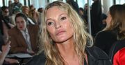 Kate Moss zasiadła w legginsach w pierwszym rzędzie. To już nie jest faux pas