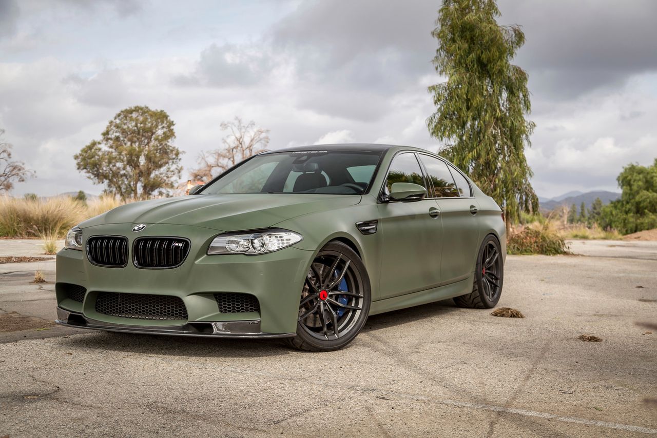 Wojskowa zieleń na karoserii BMW M5