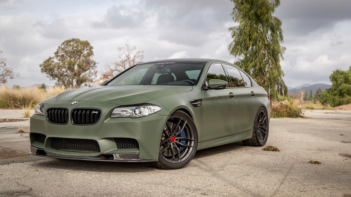 Kute felgi  Vorsteiner V FF 105 w rozmiarze 20×8.5 z przodu i 20×10.5 z tyłu, są tu gwoździem programu, choć my zwracamy uwagę na pozostałe modyfikacje. Największe wrażenie robi oklejenie folią w matowym kolorze Military Green. Wojskowa zieleń dobrze leży na karoserii tej sportowej limuzyny, zwłaszcza po obniżeniu zawieszenia i dodaniu pakietu Vorsteiner VRS.