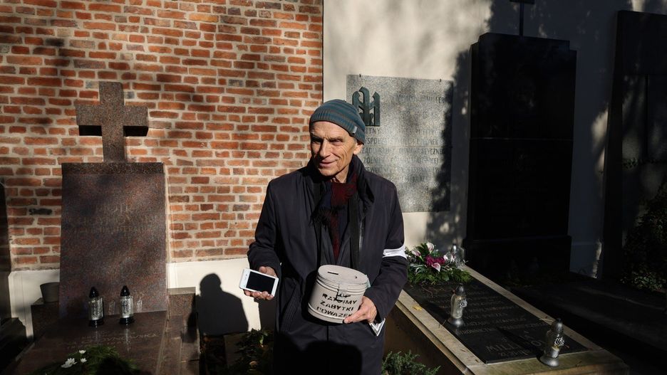 Były prezydent m.st. Warszawy podczas tegorocznej kwesty na Powązkach