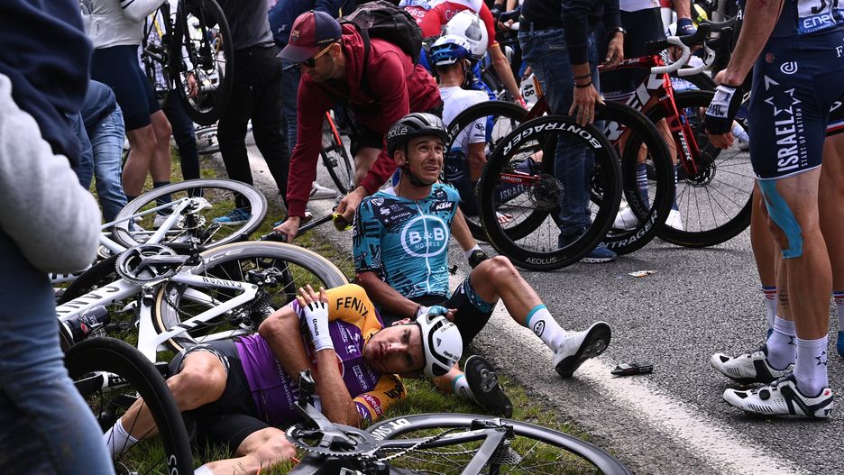 Wielka kraksa podczas Tour de France. Powodem zachowanie fanki 