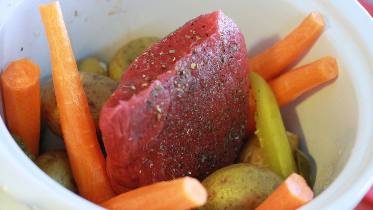 Surowa wołowina zrazowa dolna (mięso i tłuszcz)