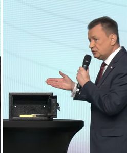 Błaszczak otworzył sejf na konferencji. Pokazał, co jest w środku