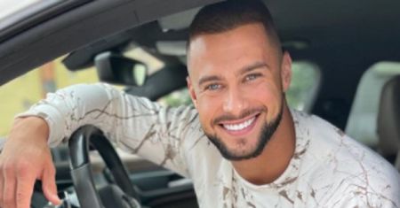 Gwiazdor "Love Island" pokazał klatę. Mikołaj pozuje w samym ręczniku