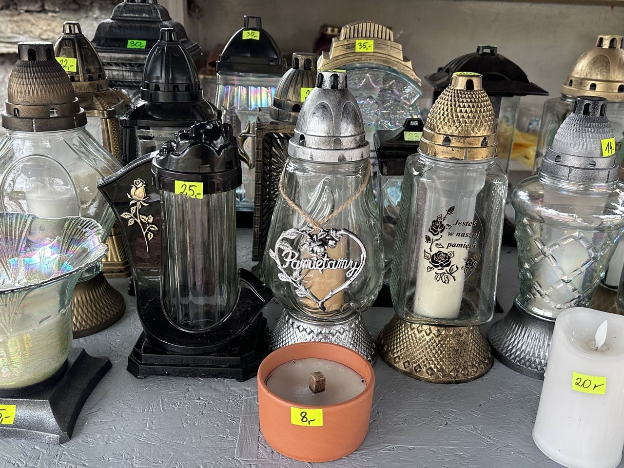 Ceny zniczy, wkładów i chryzantem - ile Polacy wydają na 1 listopada?