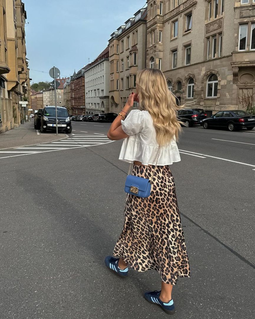 Teraz nosi się spódnice maxi w panterkę 