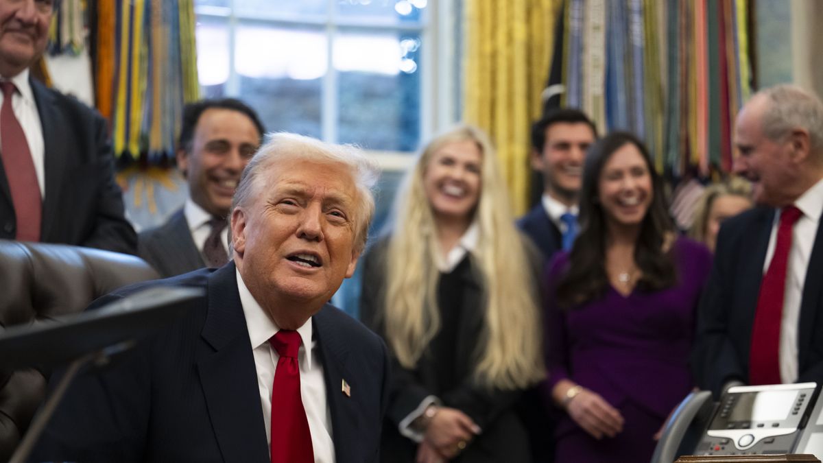 US President Donald Trump speaks to members of the media during a swearing in ceremony for Sergio Gor, the new US Ambassador to India, in the Oval Office at the White House in Washington, DC, USA, 10 November 2025. EPA/GRAIG HUDSON / POOL Dostawca: PAP/EPA.
