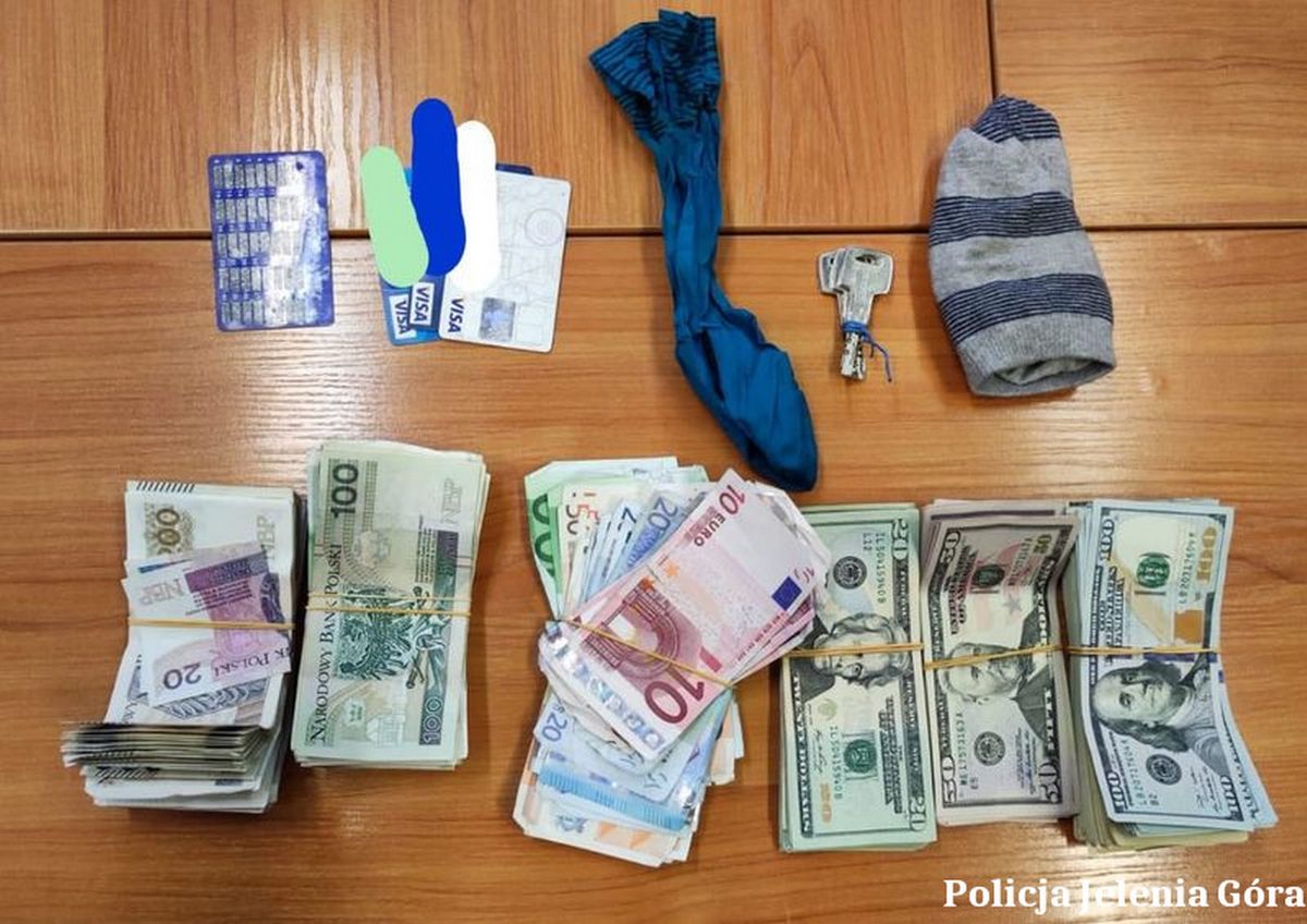  W środku była równowartość kilkudziesięciu tysięcy złotych w trzech walutach: złotówkach, dolarach i euro