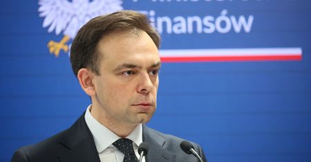 Ceny ropy w dół. Kiedy taniej zatankujemy? Minister finansów odpowiada
