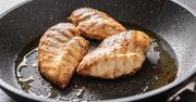 Smażysz kurczaka, ale ciągle wychodzi zbyt suchy? Prawdopodobnie popełniasz dwa błędy