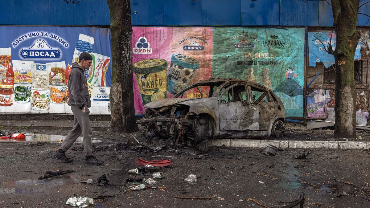 A man walks past a burned car in the residential area that was hit by the Russian artillery shelling, in Kharkiv, northeast Ukraine, 18 April 2022. Kharkiv and its surrounding areas have been heavily shelled by Russian forces, causing many civilians deaths, since the invasion of Ukraine which began on 24 February. EPA/ROMAN PILIPEY Dostawca: PAP/EPA.
