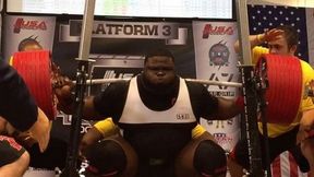 Historyczny wyczyn siłacza z USA. Zrobił przysiad ze sztangą ważącą 456 kg!