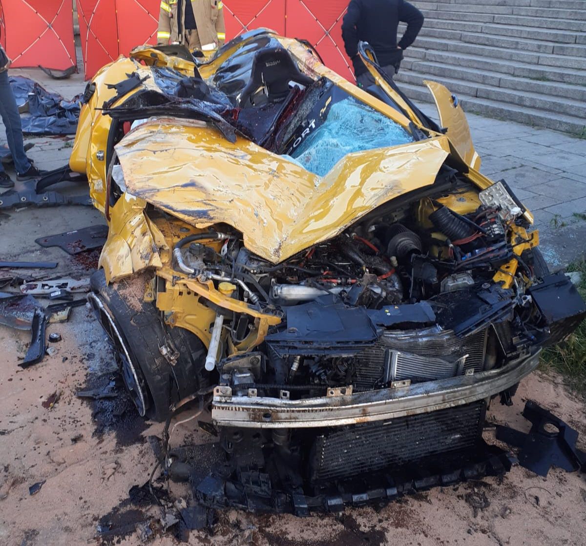 Tak wyglądała żółta meganka po wypadku w Krakowie. Kierowca i pasażerowie nie mieli szans