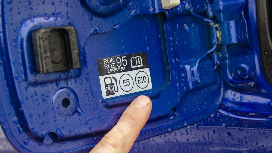 Znak E10 oznacza, że auto jest kompatybilne z tym paliwem