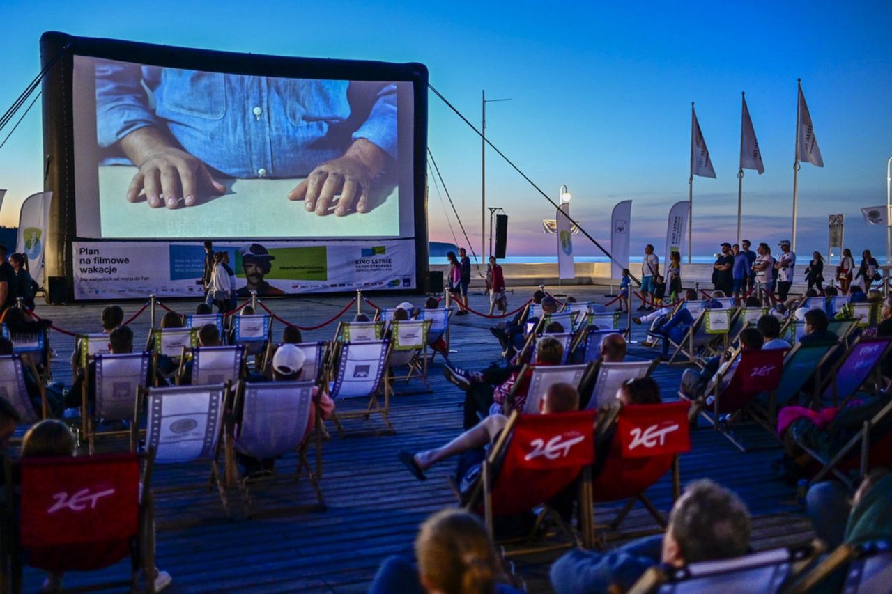 Świętujemy wyjątkowy jubileusz na festiwalu Kino Letnie Sopot–Zakopanezapraszają Provident i AXAZobacz plakat Andrzeja Pągowskiego celebrujący 125 lat kina