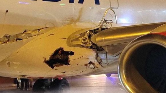 Samolot z wielką dziurą w kadłubie przez godzinę czekał na zgodę na lądowanie