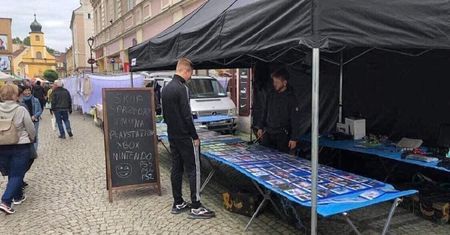 Lubelska Giełda Staroci – stoisko z grami i konsolami na Placu Zamkowym. Kup, sprzedaj lub wymień