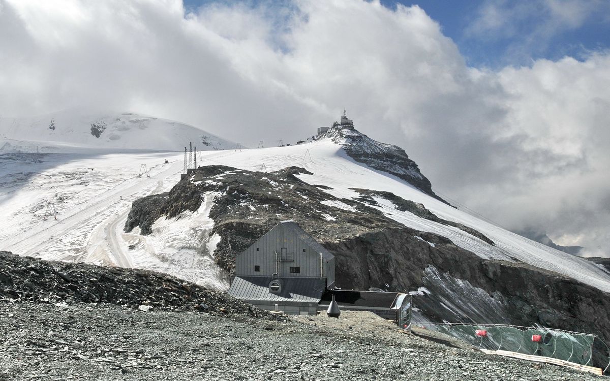 Lodowiec Theodul w Szwajcarii. W tym roku miało tam miejsce rekordowe topnienie stałego lodu