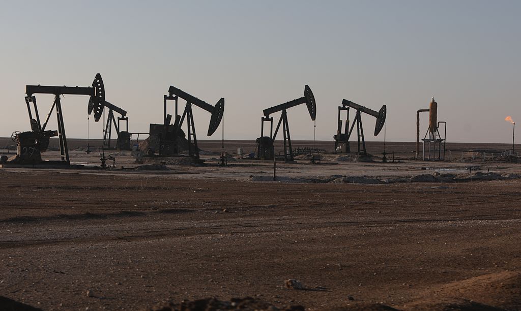 Giganci tną wydobycie ropy na Bliskim Wschodzie. Nawet o jedną trzecią