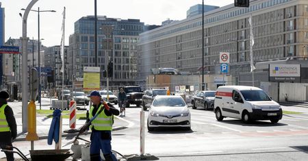 Zagadka z łopatą i asfaltem hitem sieci. Warszawski ZDM szuka pracownika