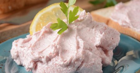 Grecy podają do pieczywa zamiast masła. Ta pasta jest kremowa i pełna białka