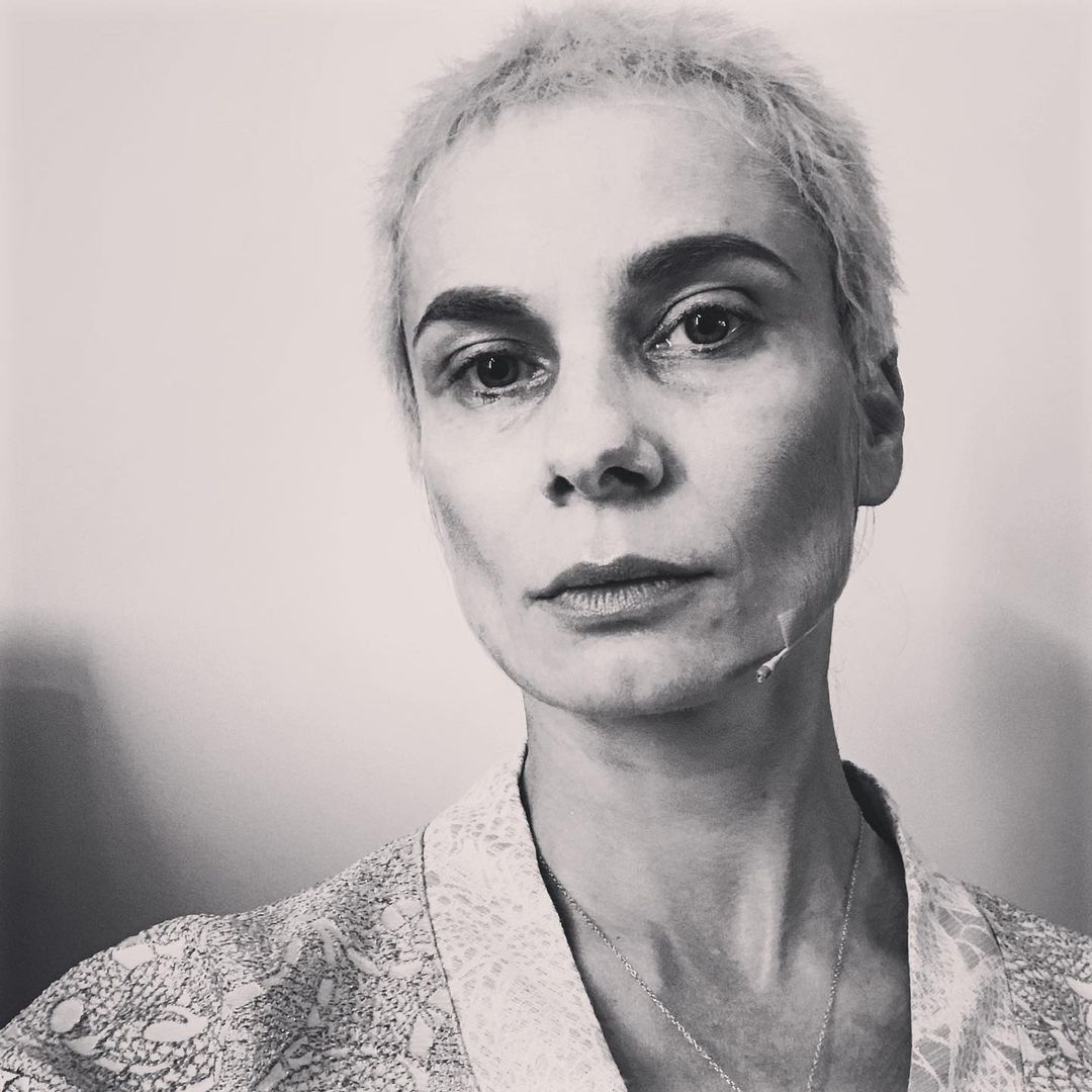 Magdalena Cielecka w ogolonej głowie