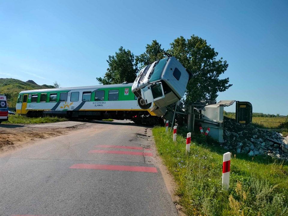 Szynobus zderzył się z ciężarówką. Wielu rannych