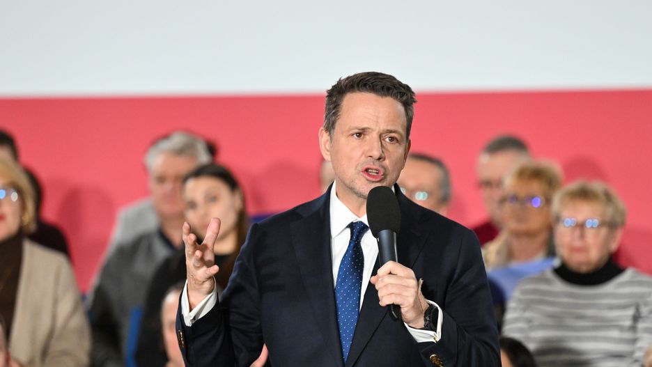 Legnica, 05.02.2025. Wybory Prezydenta RP 2025 - kampania. Kandydat KO w wyborach na prezydenta RP, prezydent stolicy Rafał Trzaskowski (C) podczas spotkania otwartego z mieszkańcami Legnicy, 5 bm. (amb) PAP/Maciej Kulczyński