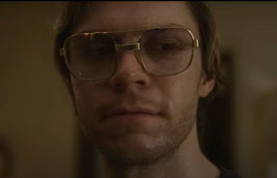 "Dahmer - Potwór" hitem Netfliksa. Rodziny ofiar "kanibala z Milwaukee" wściekłe na twórców serialu