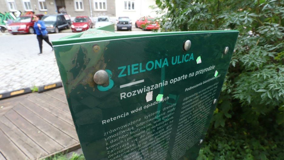 Zaniedbane zielone skrzynie na Ołbinie