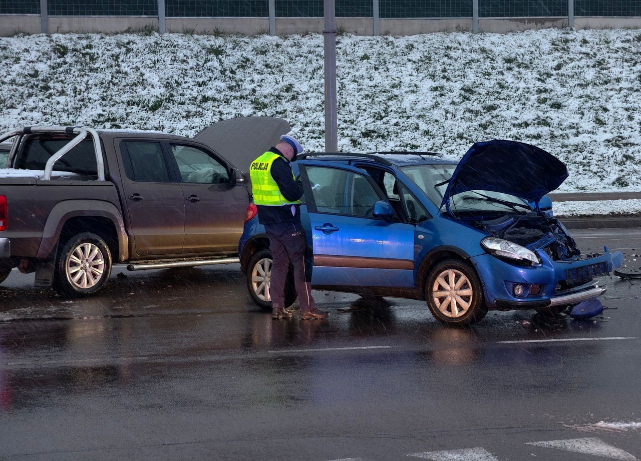 Przemyśl: Dwoje dzieci trafiło do szpitala po zderzeniu samochodów