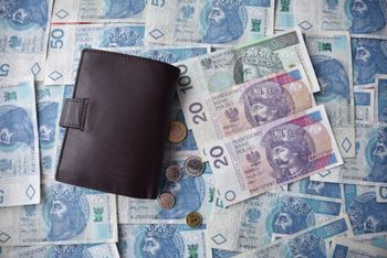 Jak różne pokolenia wydają pieniądze? Wyniki najnowszego badania wskazują na bardzo wyraźne różnice