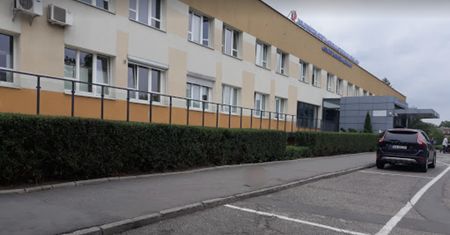 Wypisali seniorkę "w optymalnym stanie". Zemdlała już na parkingu