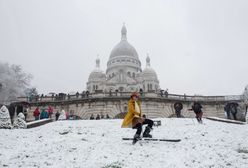 Francja. Zimowa ślizgawka na wzgórzu Montmartre w Paryżu