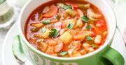 Letnia zupa minestrone z pęczakiem