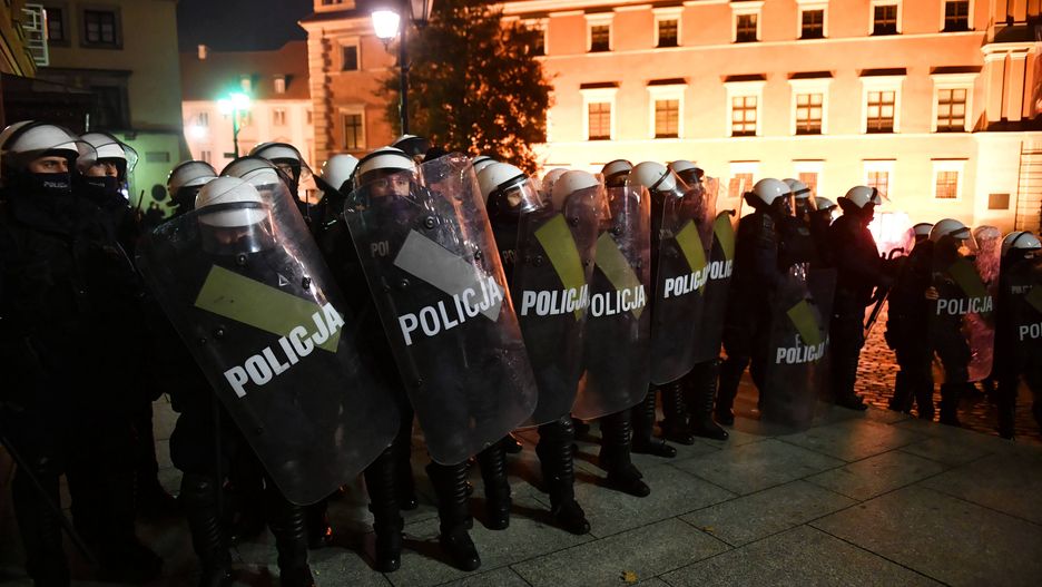 Warszawa. Policjani podczas ochraniania protestów