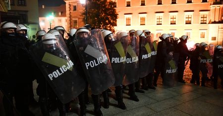 "Rz": Policjanci mają dosyć przyjeżdżania do stolicy na pilnowanie protestów
