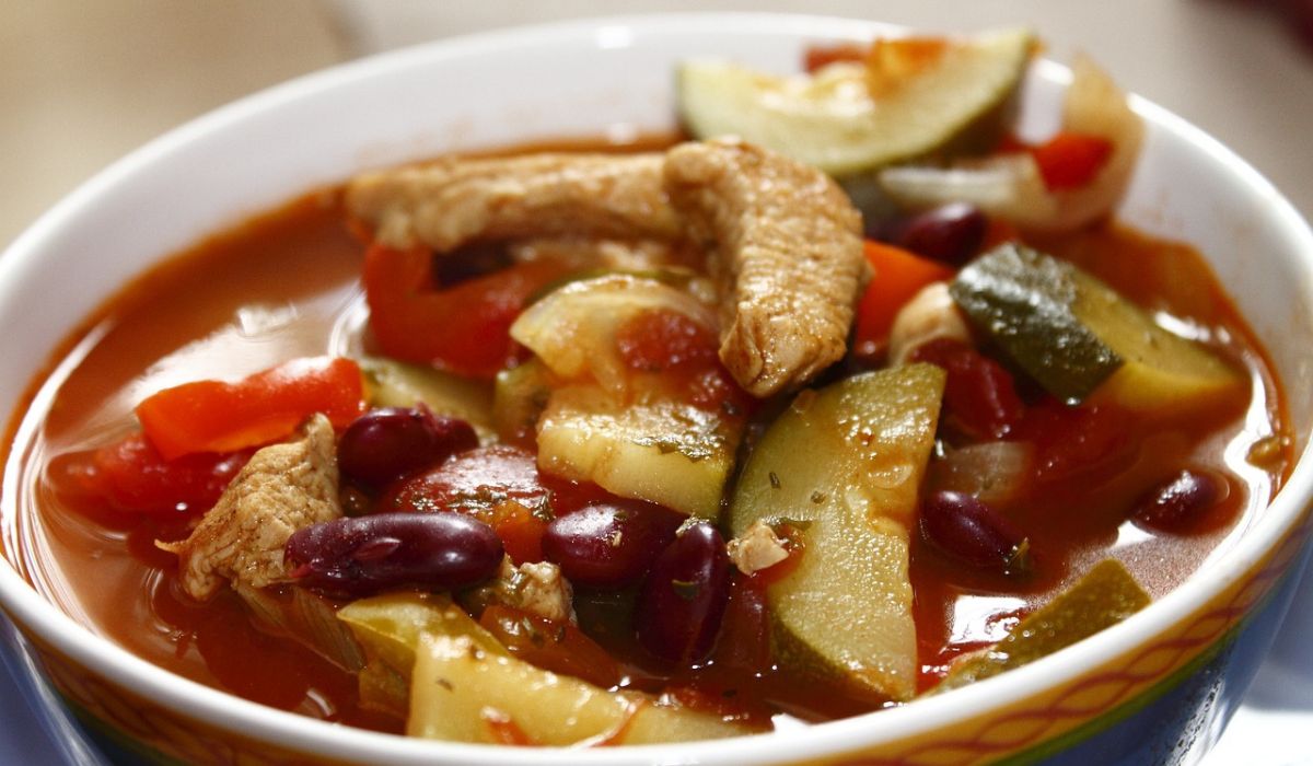 Zupa gyrosowa będzie dobrze smakować z dodatkiem fasoli i cukinii - Pyszności; Fot. Pixabay