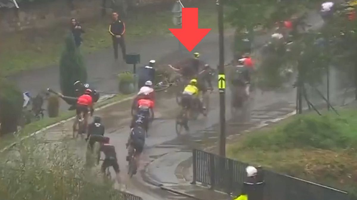 Zdjęcie okładkowe artykułu: Twitter / twitter.com/Eurosport_PL / Na zdjęciu: upadek Petera Sagana na Paryż-Roubaix 2021
