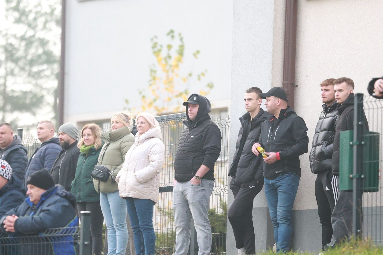 Astra Piekoszów - KKP Korona Kielce 4:2 w meczu Keeza Klasy Okręgowej. Goście zwracają uwagę na złą murawę. Zobacz zdjęcia kibiców i gry