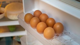 Gdzie przechowywać jajka? Jedno miejsce gwarantuje długą świeżość. Nie są to drzwi lodówki