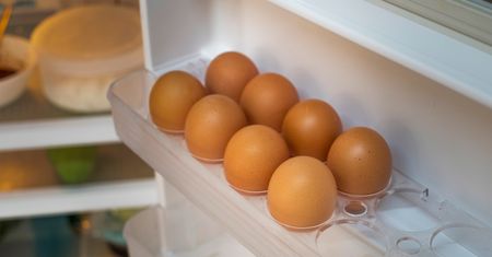 Gdzie przechowywać jajka? Jedno miejsce gwarantuje długą świeżość. Nie są to drzwi lodówki