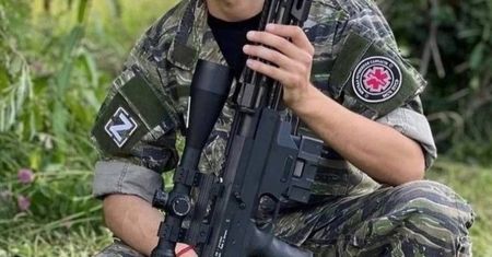 Rosyjski medyk ze zdobyczną bronią. Jest nią unikatowy karabin snajperski