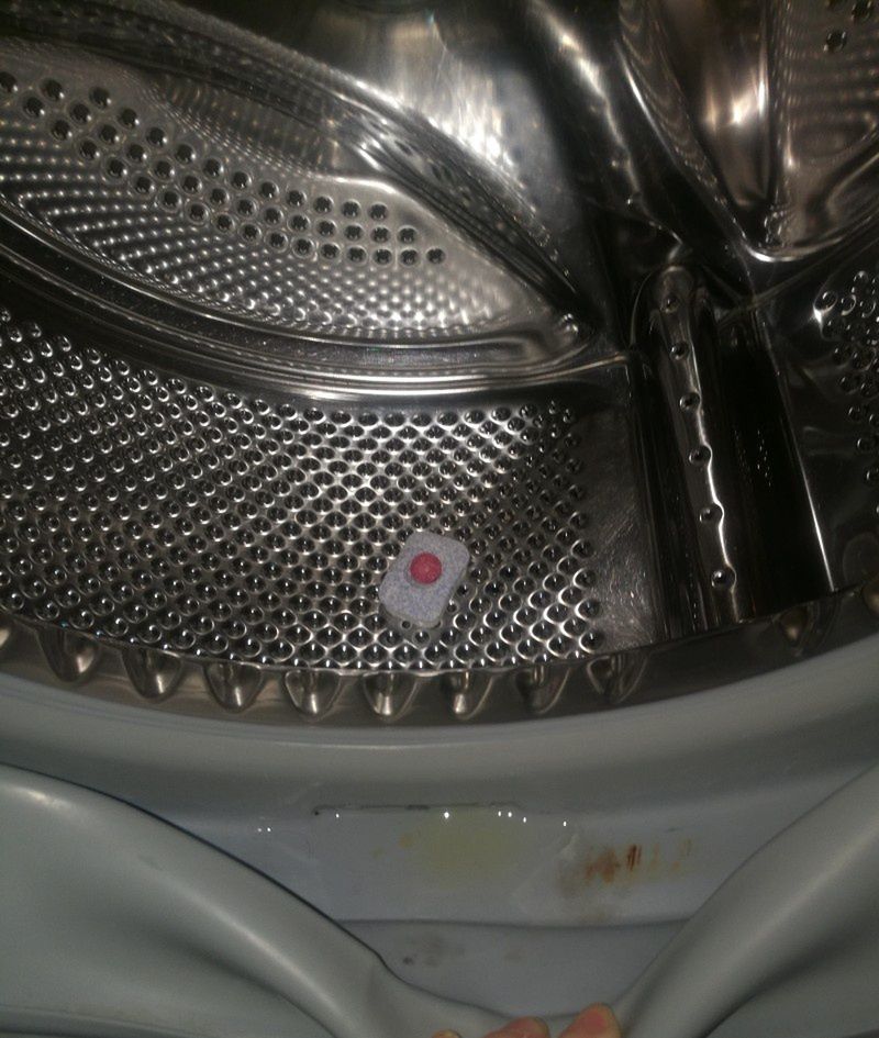 Tabletka do zmywarki w brudnym bębnie pralki