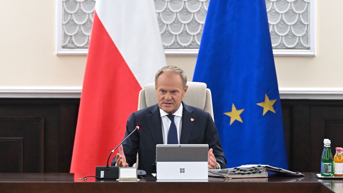 Warszawa, 10.06.2025. Premier Donald Tusk (L) podczas posiedzenia rządu w siedzibie KPRM w Warszawie, 10 bm. Rada Ministrów zajmie się projektem ustawy, który zakłada stworzenie Komitetu ds. Cyfryzacji i wprowadza definicję Architektury Informacyjnej Państwa. AIP jest metodą zarządzania budową, rozwojem i utrzymaniem systemów informatycznych oraz zasobów informacyjnych kraju. (jm) PAP/Radek Pietruszka
