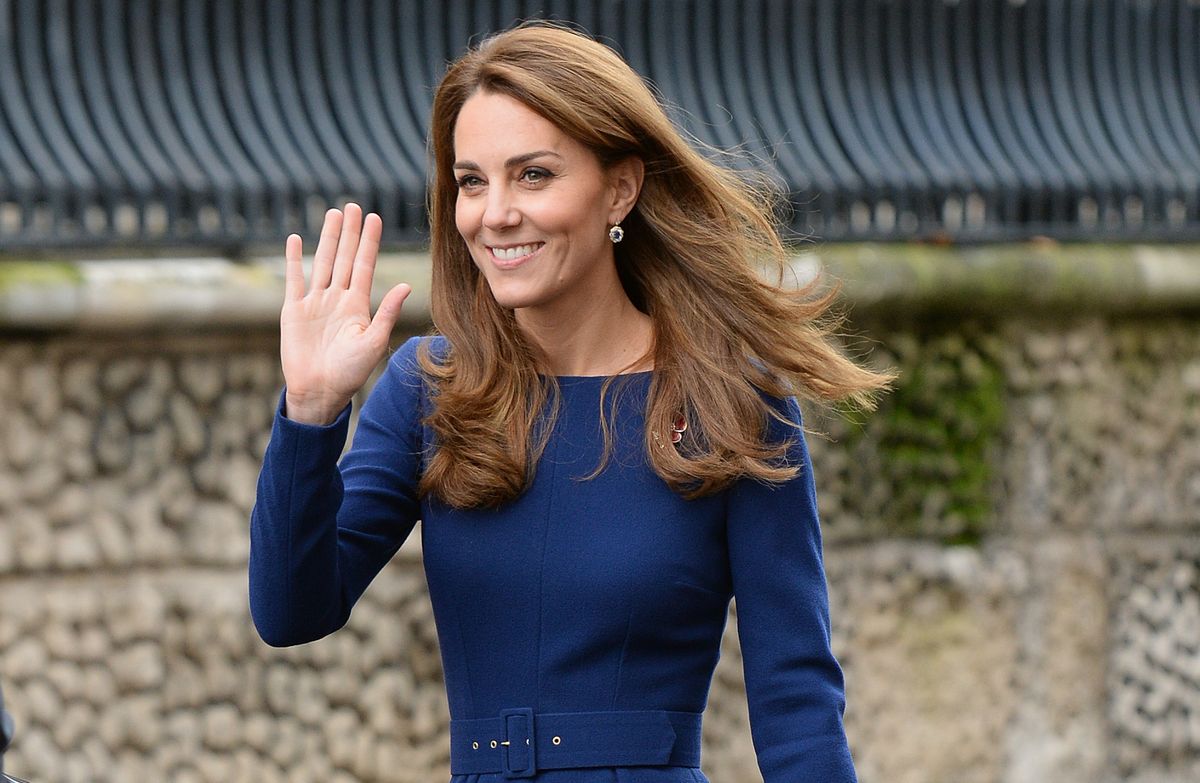 Kate Middleton zachwyca granatową sukienką. Jej makowa broszka ma symboliczne znaczenie